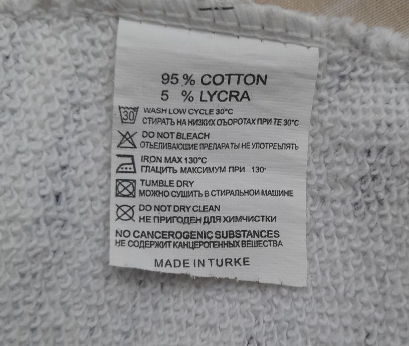 Біла кофта з папугами