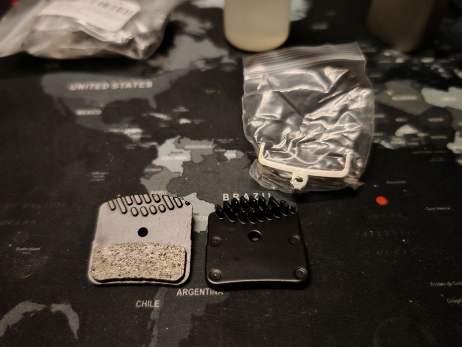 Nowe 4 Klocki hamulcowe z radiatorami shimano Mt520 mt420 itp D03s