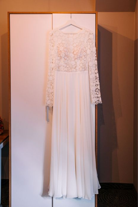 Suknia ślubna z rozporkiem