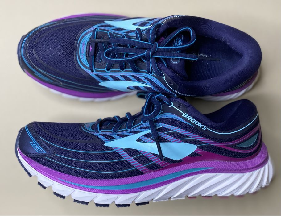 Кросівки BROOKS.