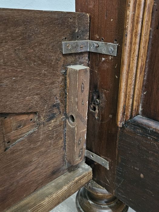Dwa łóżka eklektyczne z szafkami nocnymi