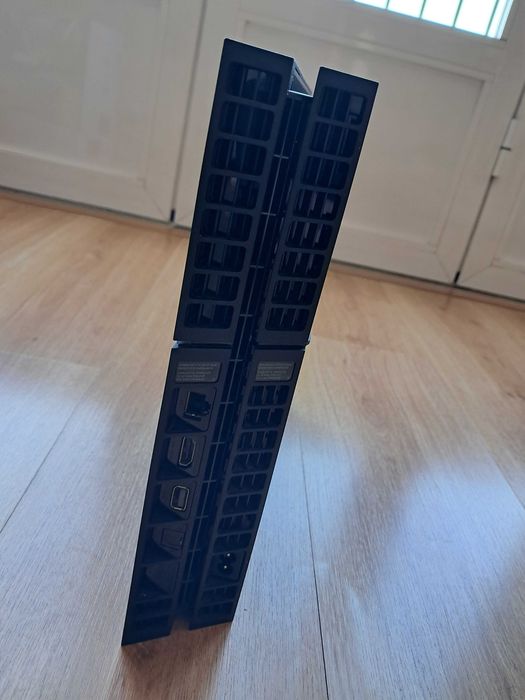 PS4 500GB Preta + 1 Comando + Jogo