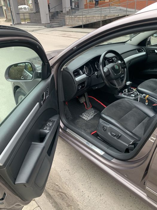 Шкода суперб 2011 року випуску дизель універсал шкіра алькантара