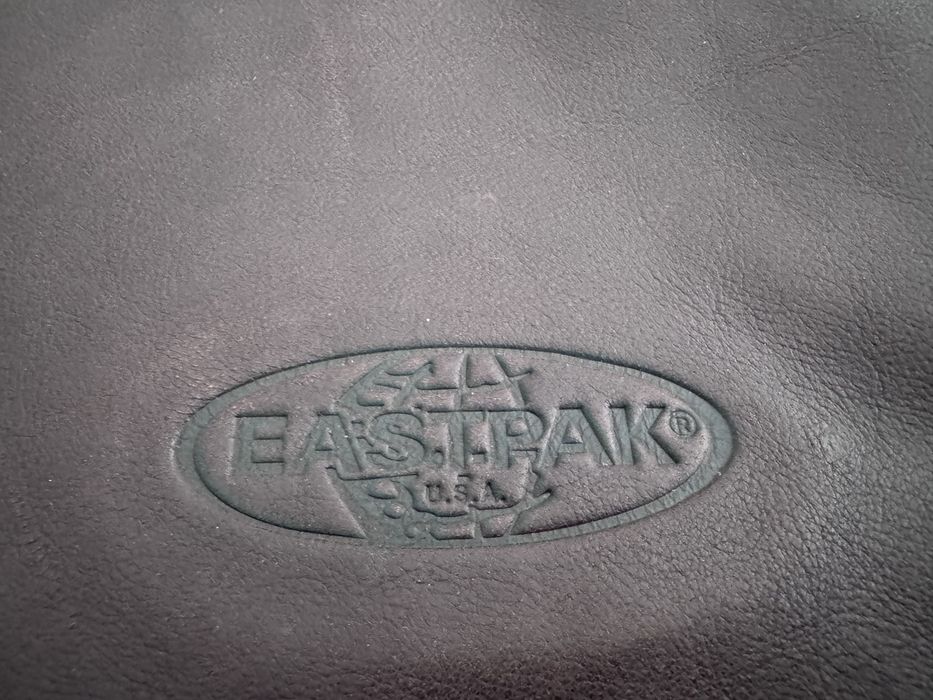 Mala em pele Eastpak