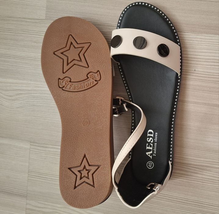 Босоніжки жіночі  на низькому ходу з закритою п'ятою