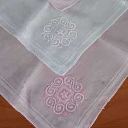 3 Lenços de mão  em cambraia rosa bordados à mão portes incluidos *