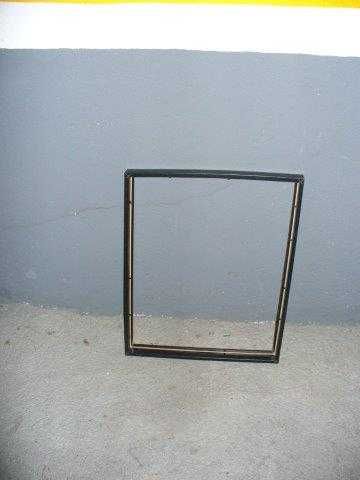 Moldura de madeira preta