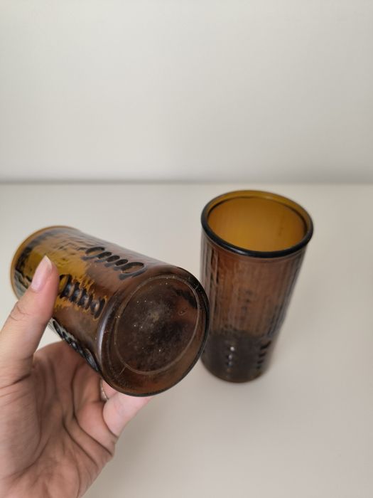 Copos e balde gelo castanhos