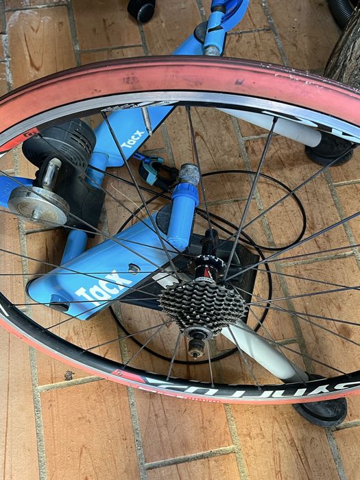 Rolo tacx com todos os acessórios