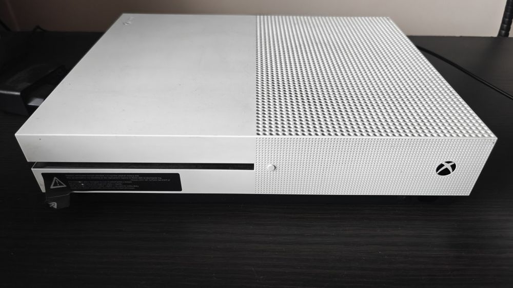 Xbox One S plus dwa kontrolery z stacją dokującą