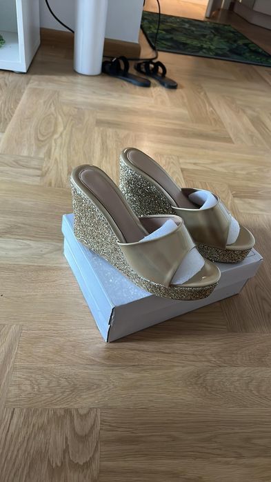 Damskie klapki na koturnie/platformie