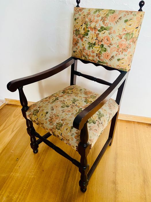 Cadeirão madeira e tecido floral