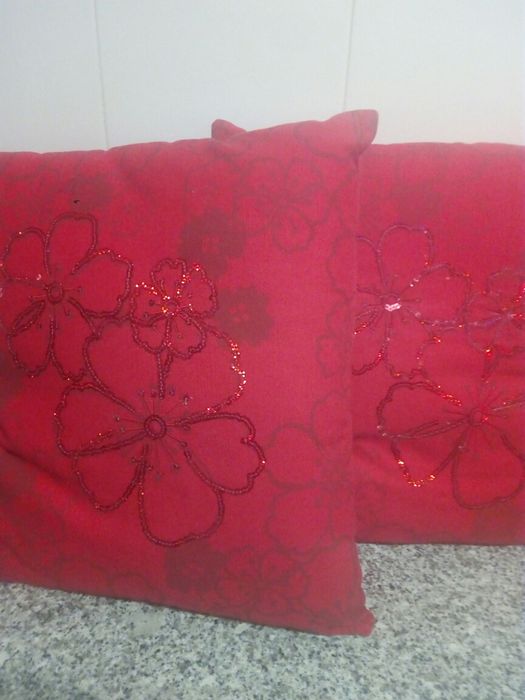 Vendo 2 fronhas vermelhas
