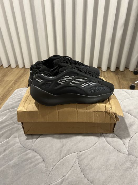 Adidas Yeezy 700