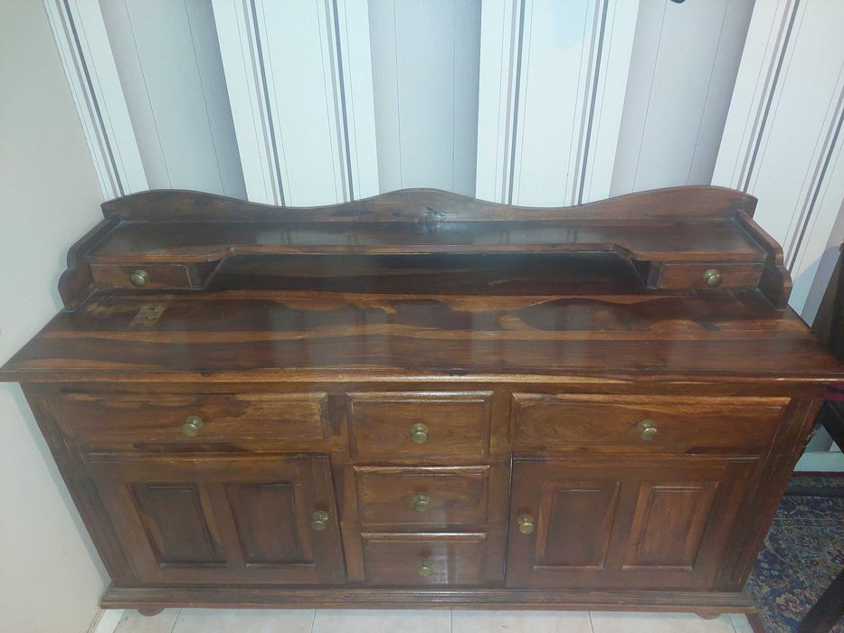 Cómoda em madeira maciça