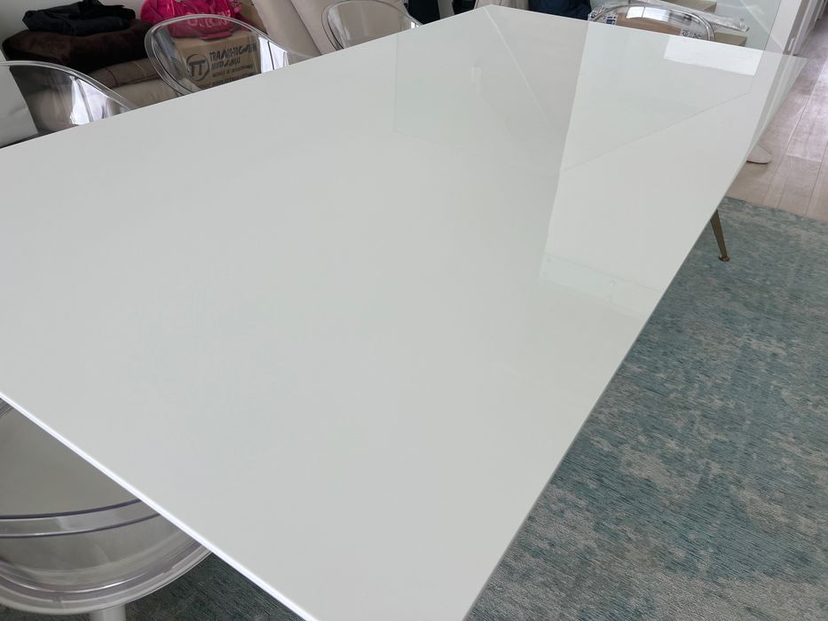 Mesa de sala de jantar moderna e quase nova
