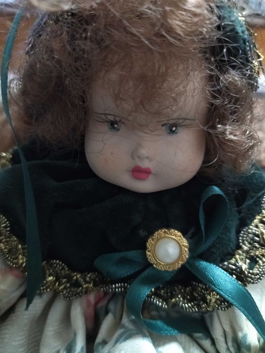 Boneca dos anos 90 em porcelana, tamanho médio.