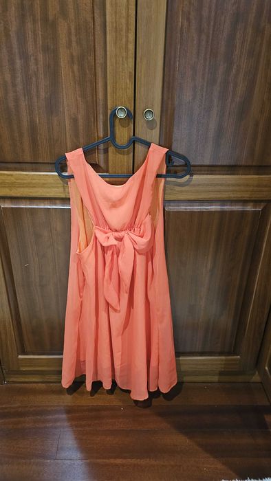 Vestido curto com laço atrás