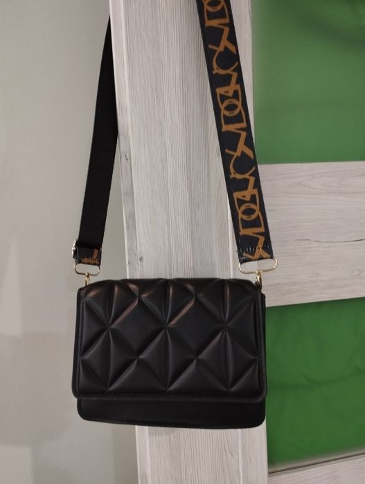 Mała pikowana czarna torebka kolorowy pasek