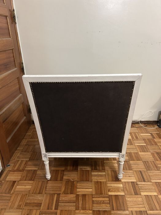 Poltrona em madeira com estofo