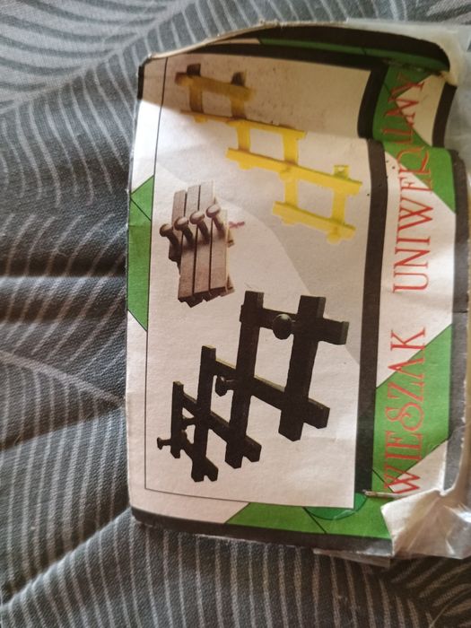 Nowe plastikowe wieszaki uniwersalne PRL-2 sztuki.