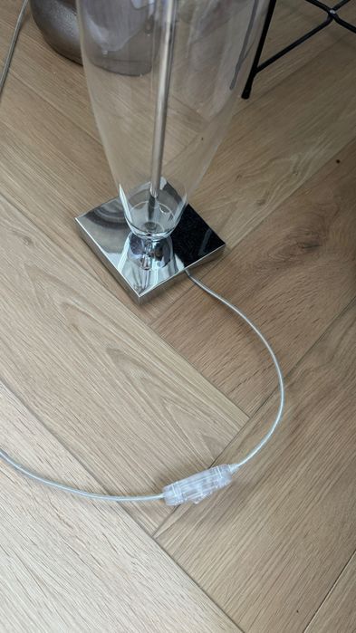 Lampa ozdobna o przezroczystej bazie