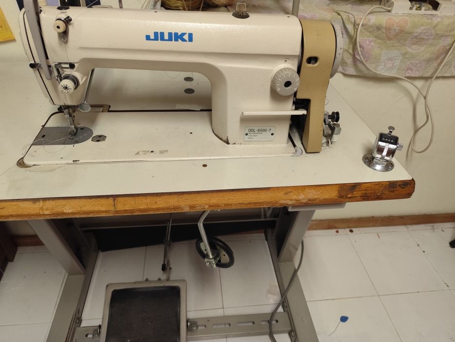 Máquina de costura ponto preso e corti e cose