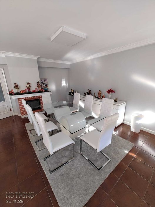 mesa de vidro com 8 cadeiras