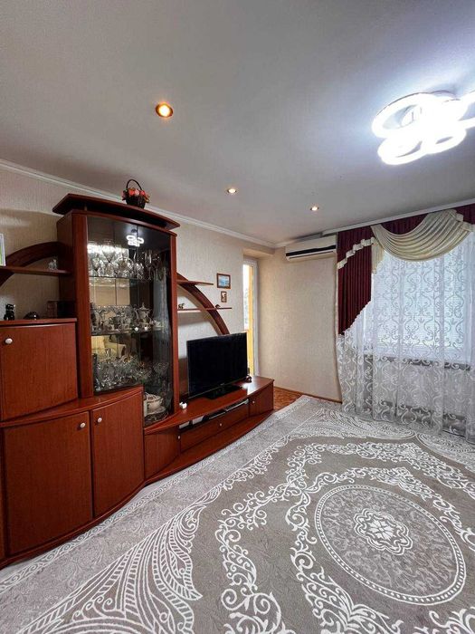 Продам 2-кімнатну квартиру в центрі міста — 54 м², меблі та техніка залишаються