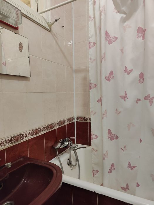 Здається 2-х кімн.  світло без відключень, центр