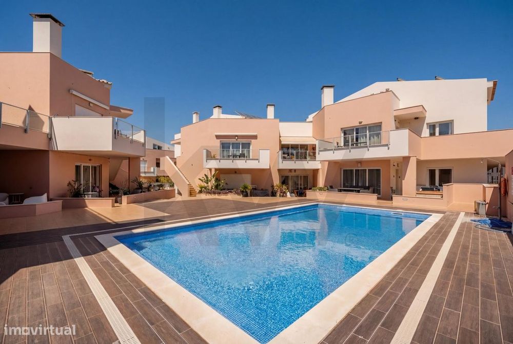 Burgau: T2 com cerca de 100m2 exteriores, piscina e estacionamento — Budens, Faro