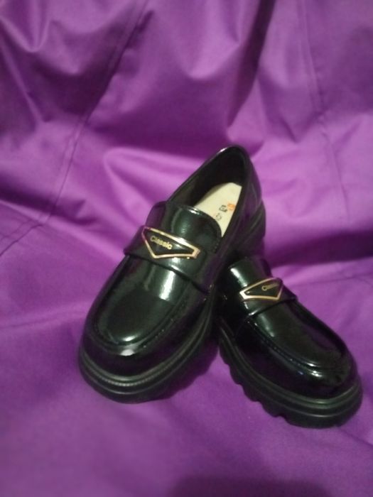 Туфлі лакові, майже нові