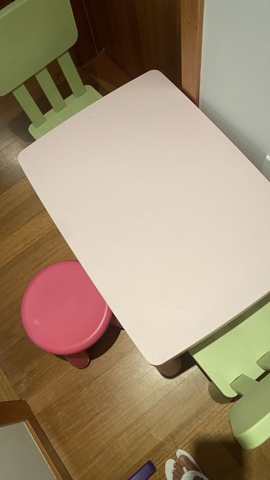 Conjunto de mesa e cadeiras