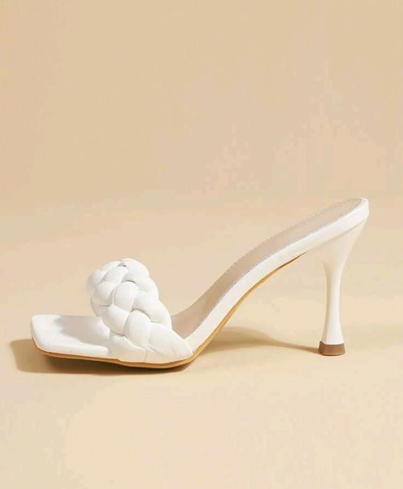 Sandalia branca nova