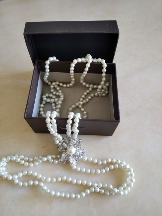 Colar de pérolas com alfinete