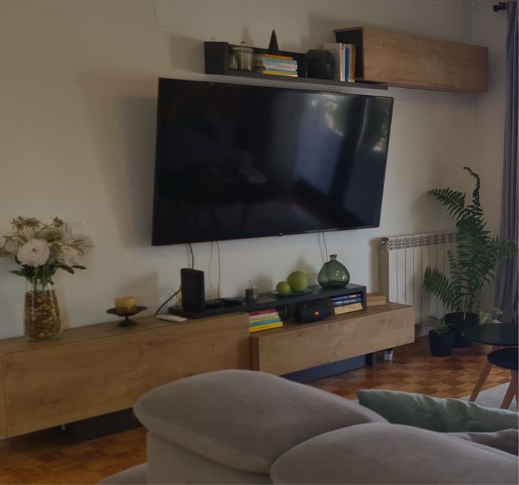 Móvel de tv com armario e prateleira de parede