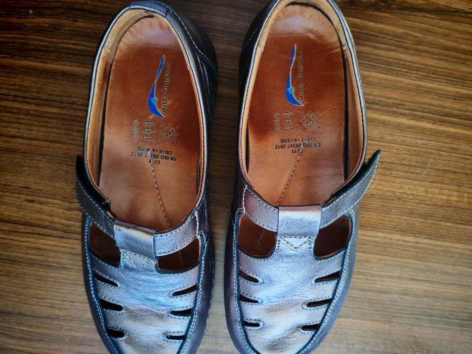 Um par de sandálias e uns sapatos de senhora