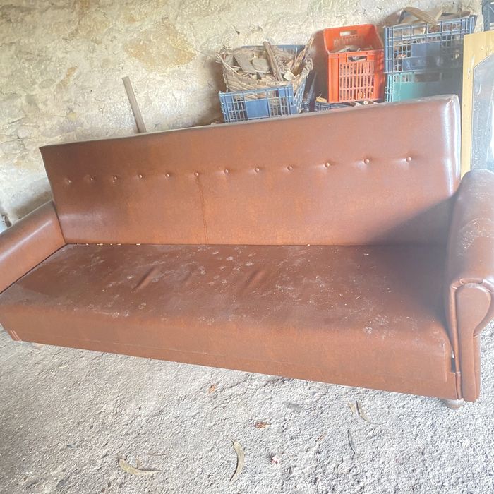 Fogão a lenha vintage degradado para restauro, com torneira agradecido