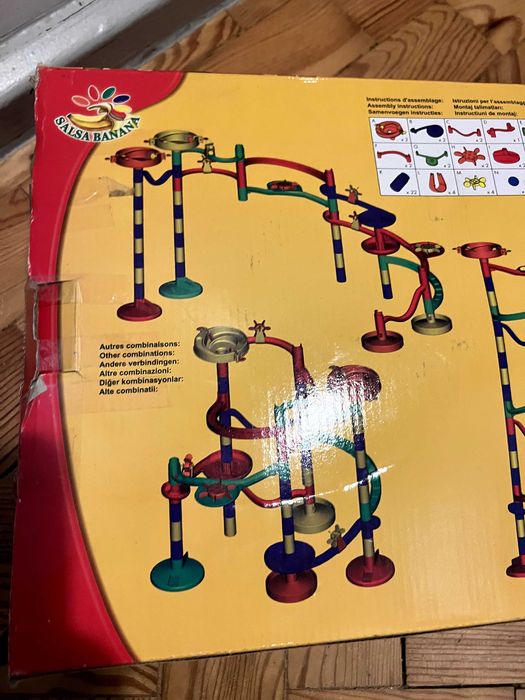 Jogo criança circuito de bolas