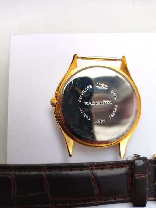 Zegarek kwarcowy marki Baccardi.