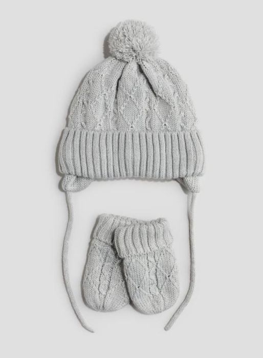 Комплект шапка рукавички 6 місяців на зав'язках помпон