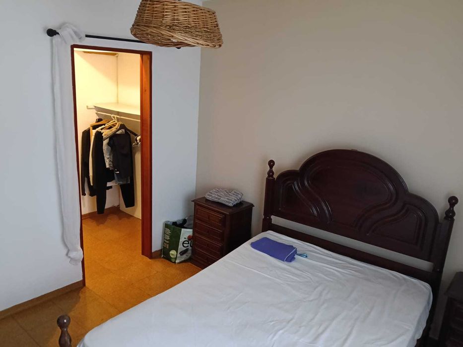 Alugo quarto em apto t-2 ao ano