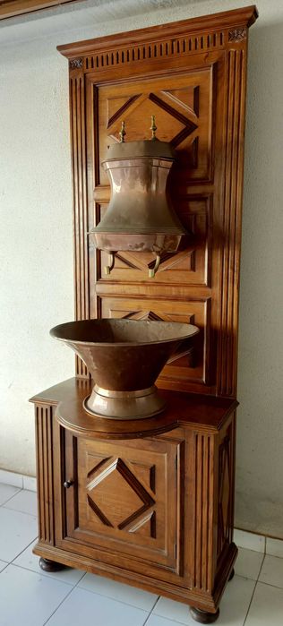 Antigo lavatório em madeira e cobre