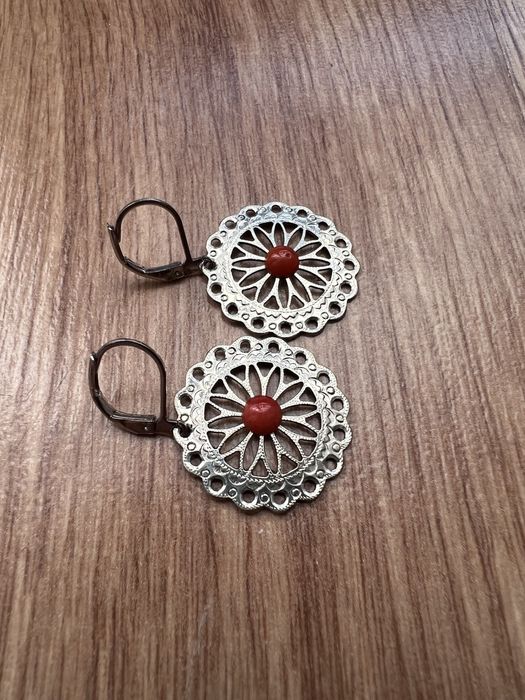 Kolczyki góralskie rozetki metaloplastyka koral regionalne rozeta