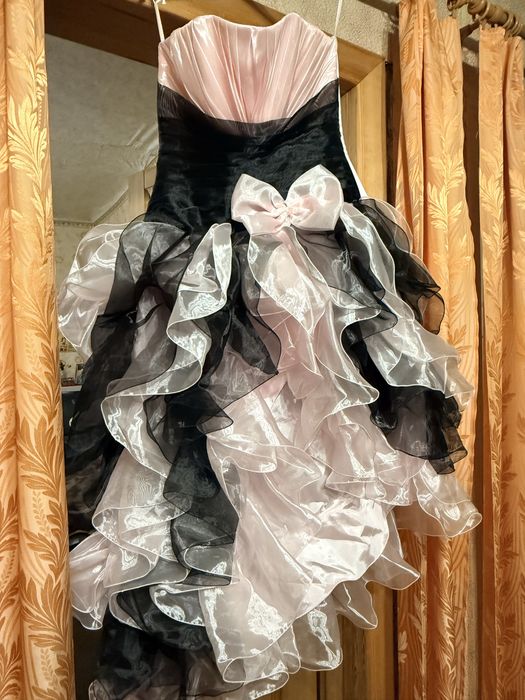 Сукня з розрізом збоку, зі шлейфом, на спині затягується корсет