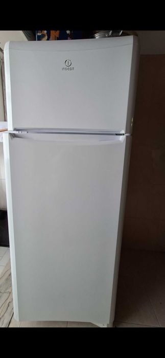 Frigorífico semi novo Indesit