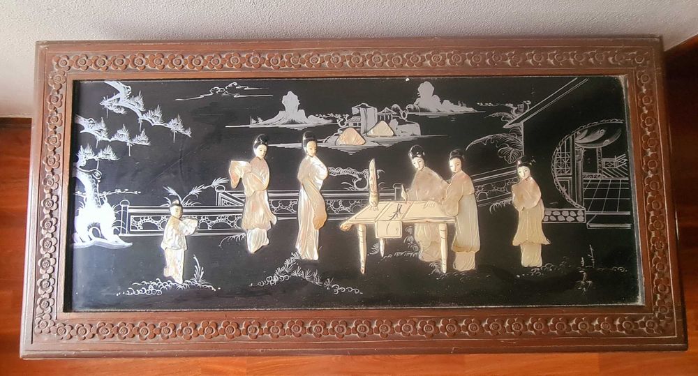 Arca/Bau em madeira trabalhada e relevo de madre-perola