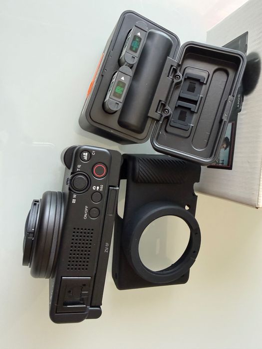 Sony ZV-1F + 3 oryginalne baterie + ładowarka + etui silikonowe | Stan idealny