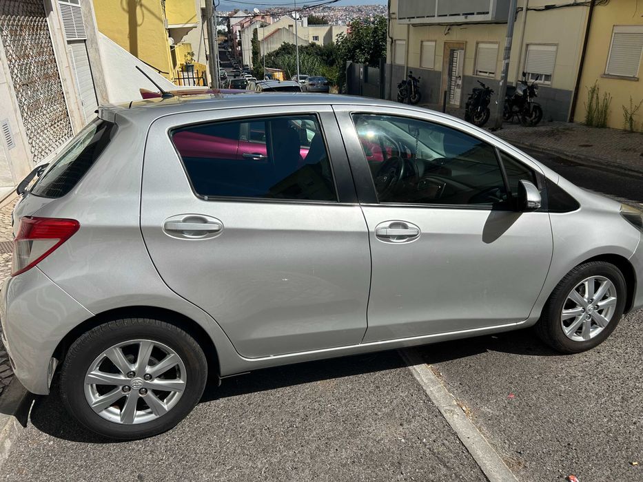 Toyota Yaris 1.0 a gasolina, de 2013