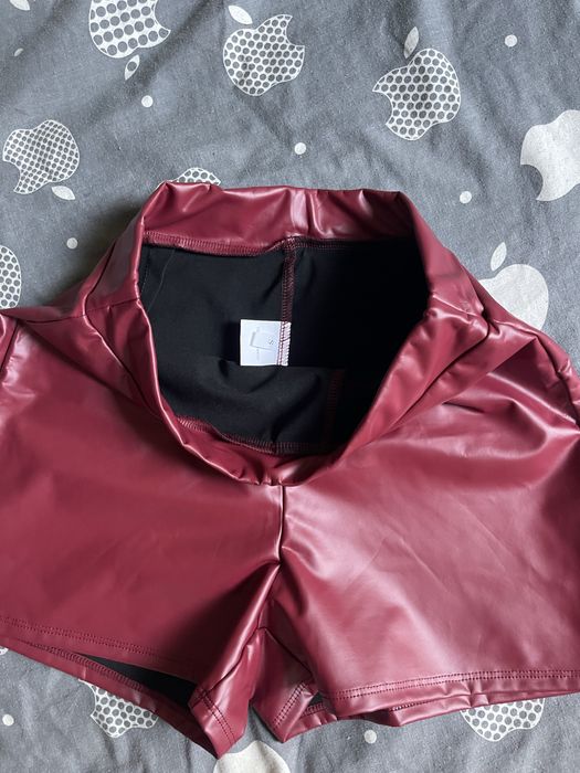 Жіночі шорти з високою талією з еко шкіри